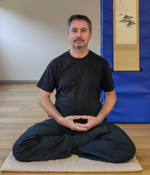 Photo de Vincent Barnier en posture de zazen